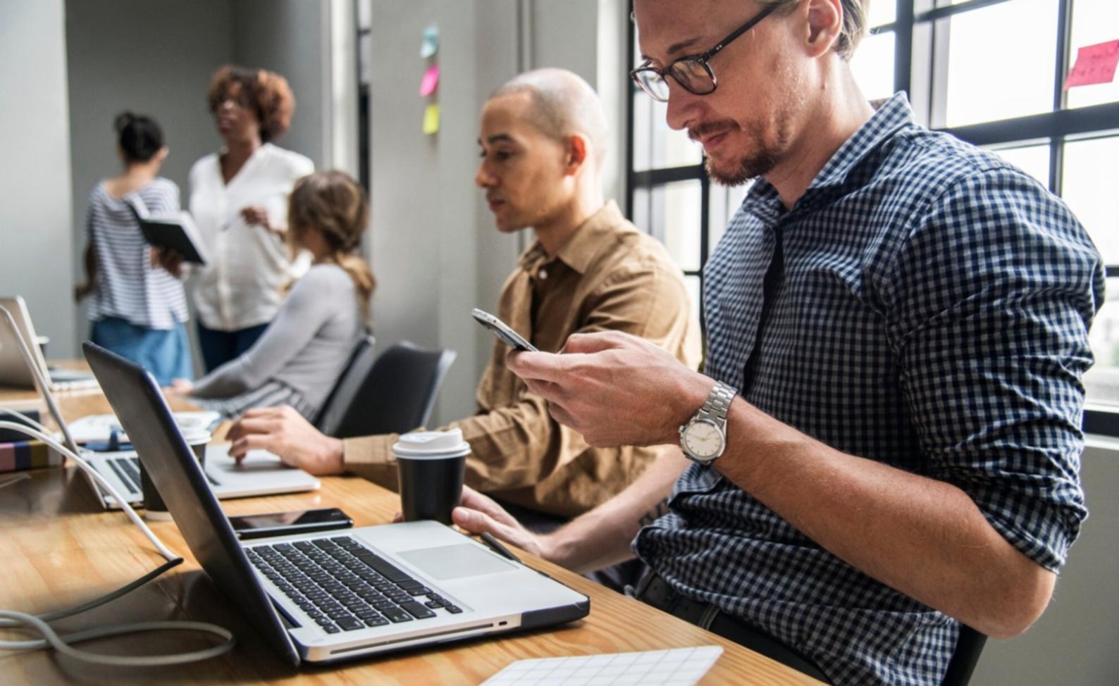 Expert en automatisation comptable travaillant sur des solutions personnalisées