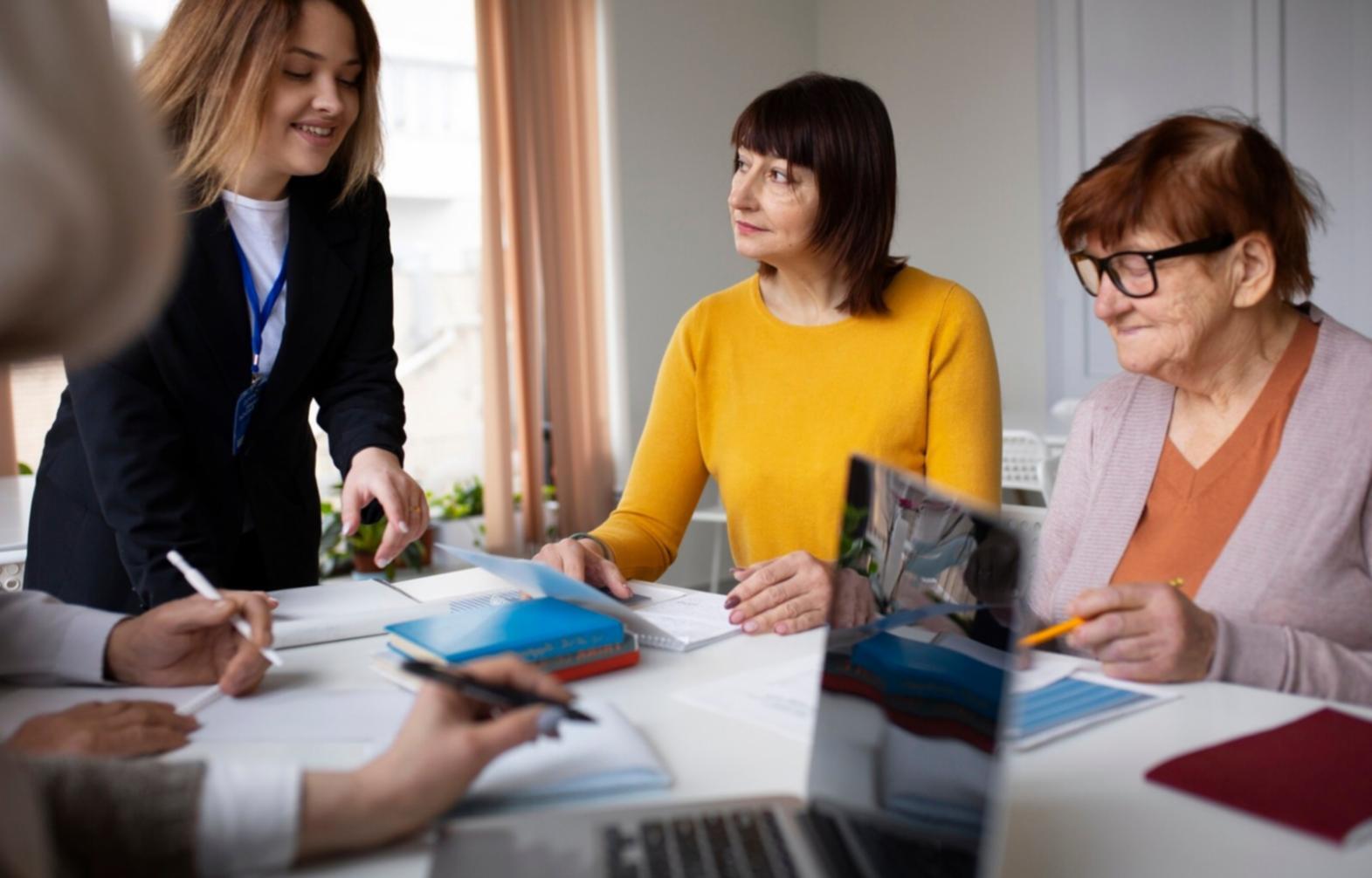 Environnement de travail moderne avec écrans d'analyse de données et statistiques business