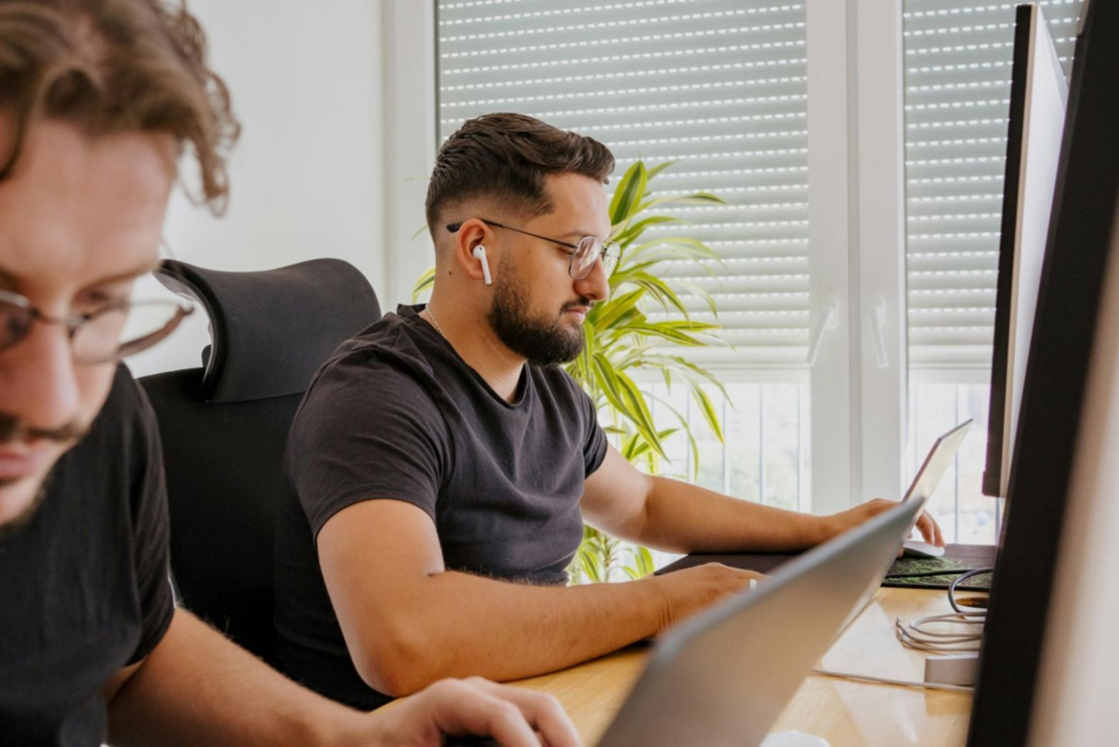 Interface de données analytiques avec graphiques de tendances et indicateurs de performance